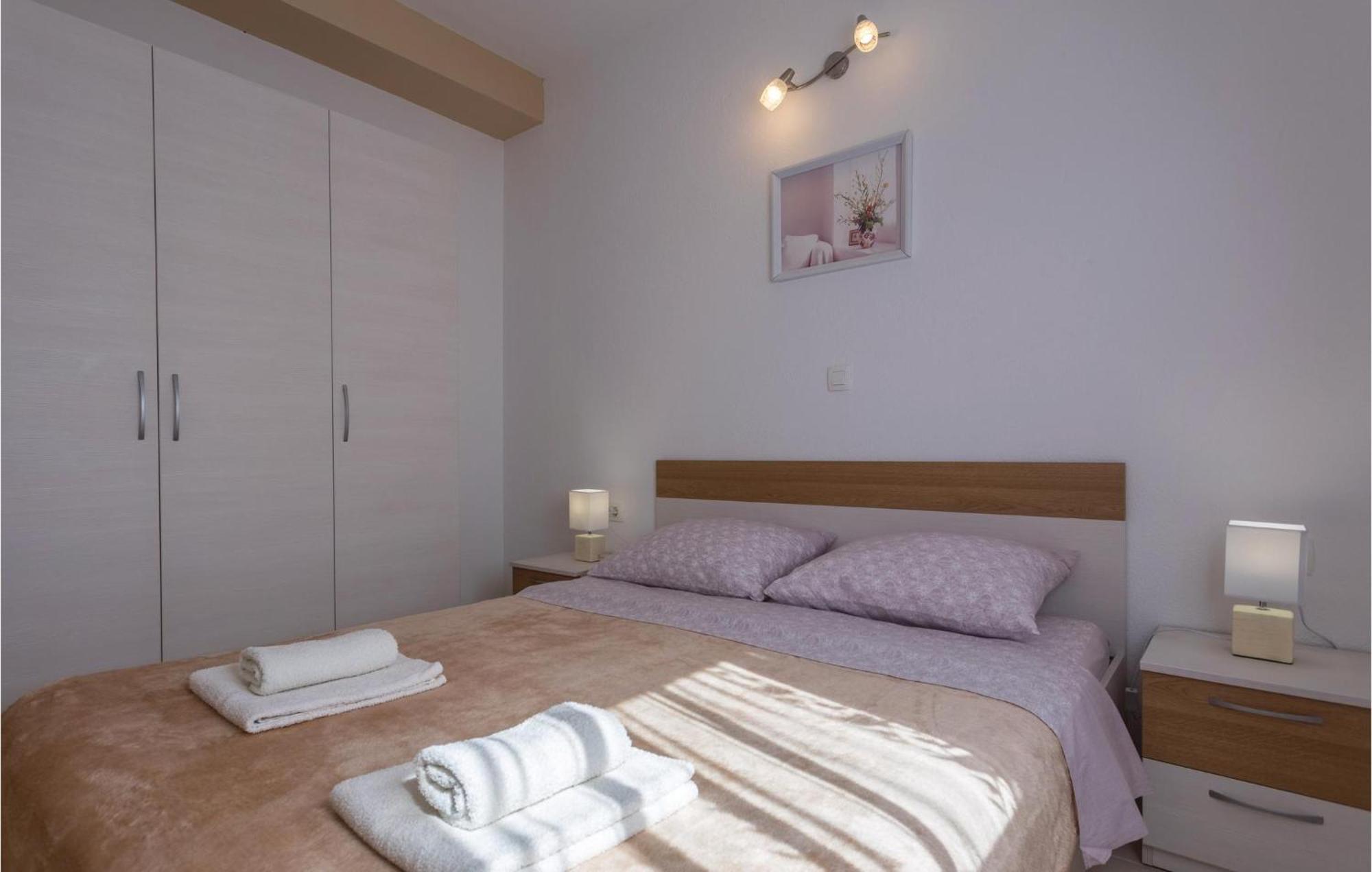 1 Bedroom Lovely Apartment In Komarna Клек Экстерьер фото
