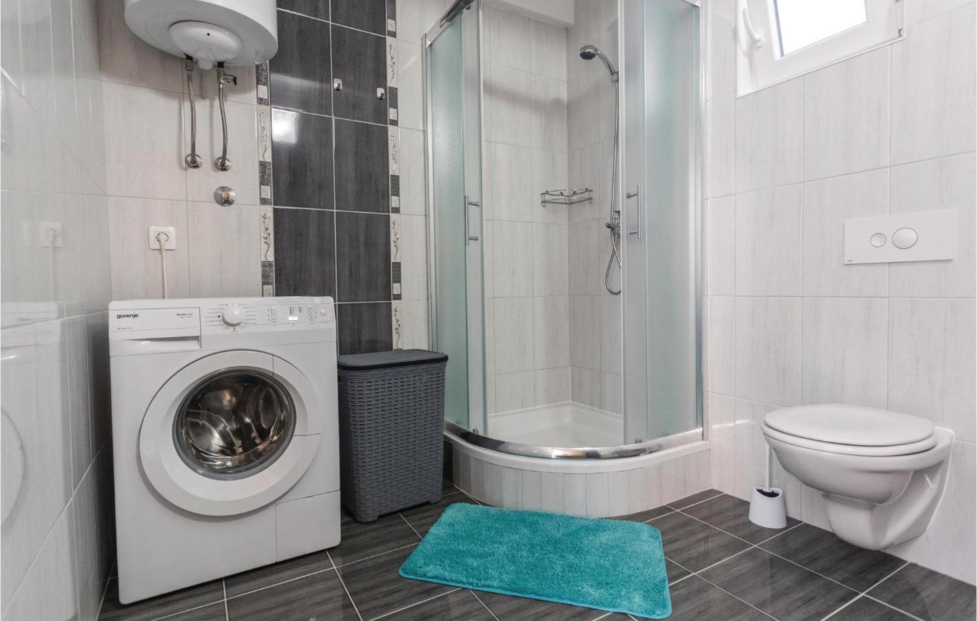 1 Bedroom Lovely Apartment In Komarna Клек Экстерьер фото