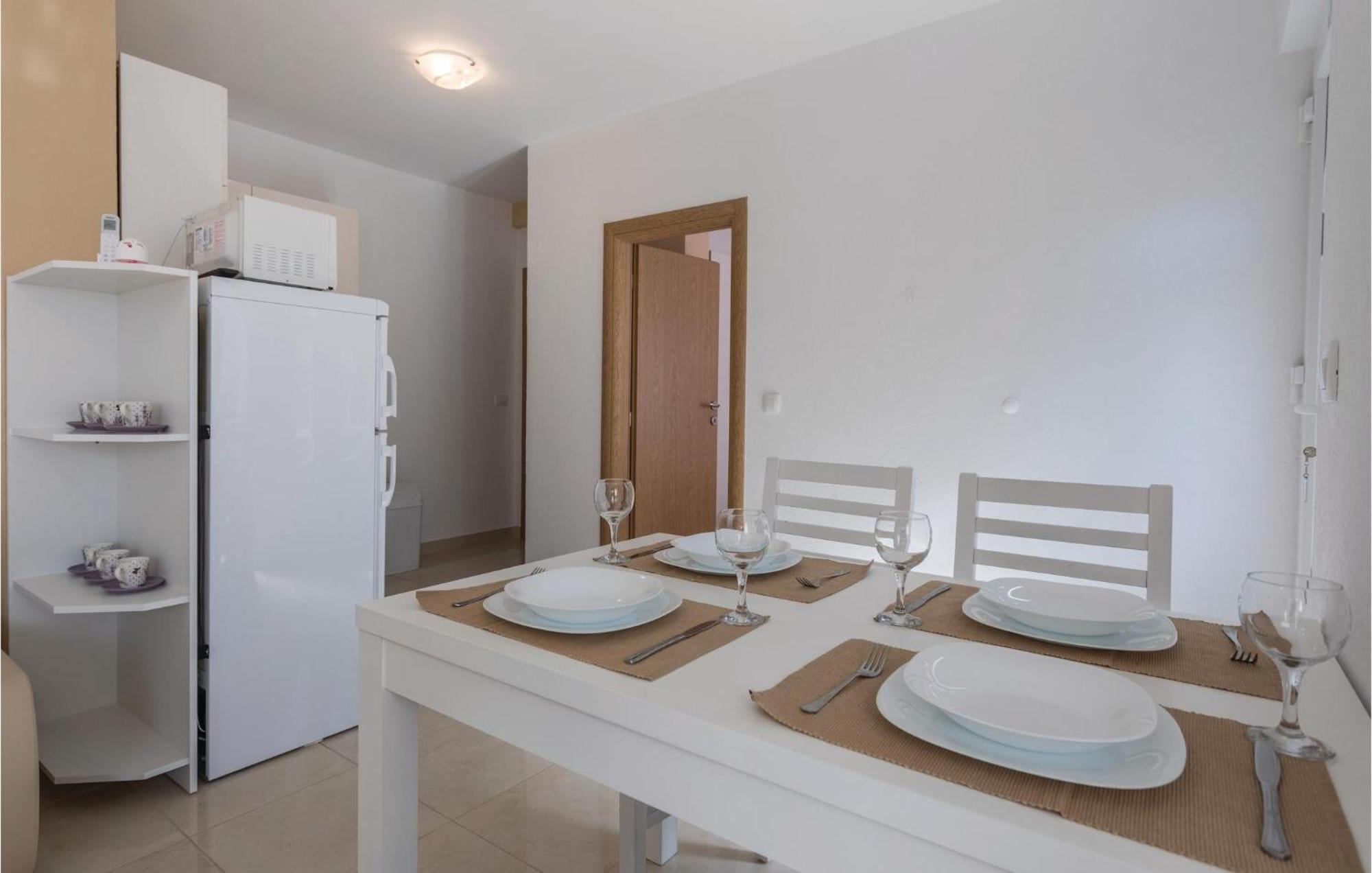 1 Bedroom Lovely Apartment In Komarna Клек Экстерьер фото
