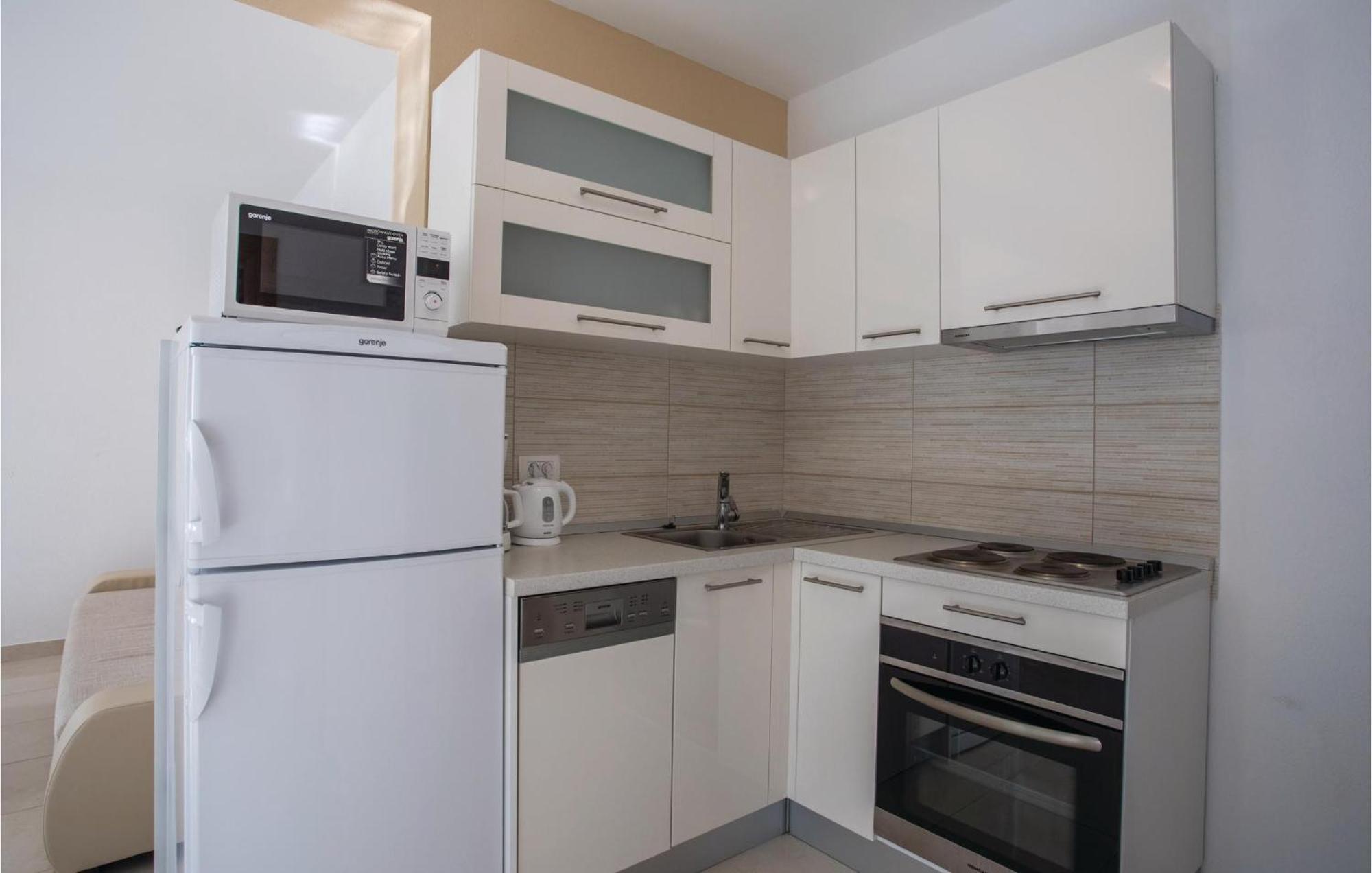 1 Bedroom Lovely Apartment In Komarna Клек Экстерьер фото