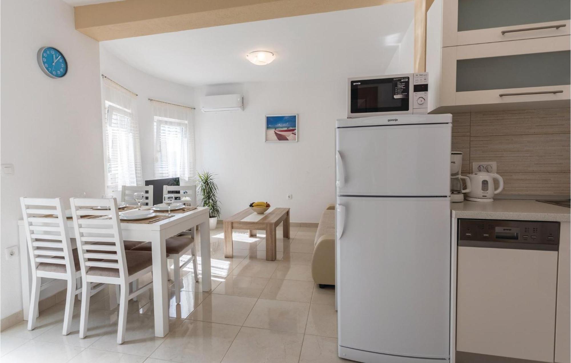 1 Bedroom Lovely Apartment In Komarna Клек Экстерьер фото