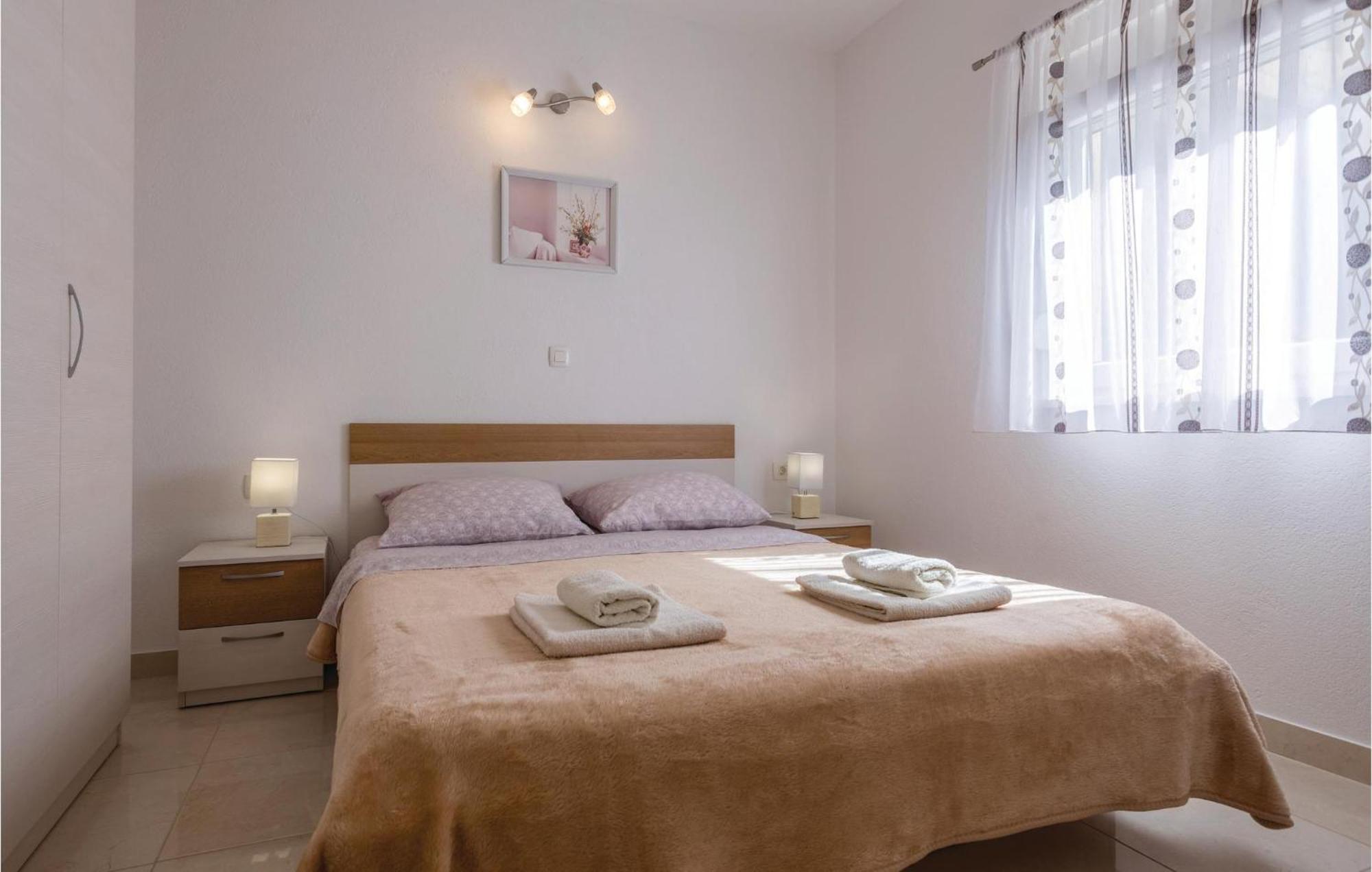 1 Bedroom Lovely Apartment In Komarna Клек Экстерьер фото