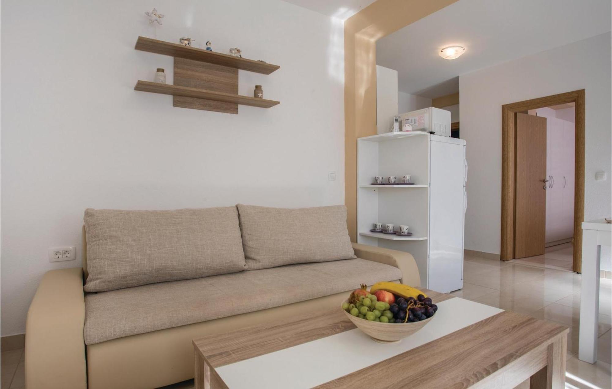 1 Bedroom Lovely Apartment In Komarna Клек Экстерьер фото