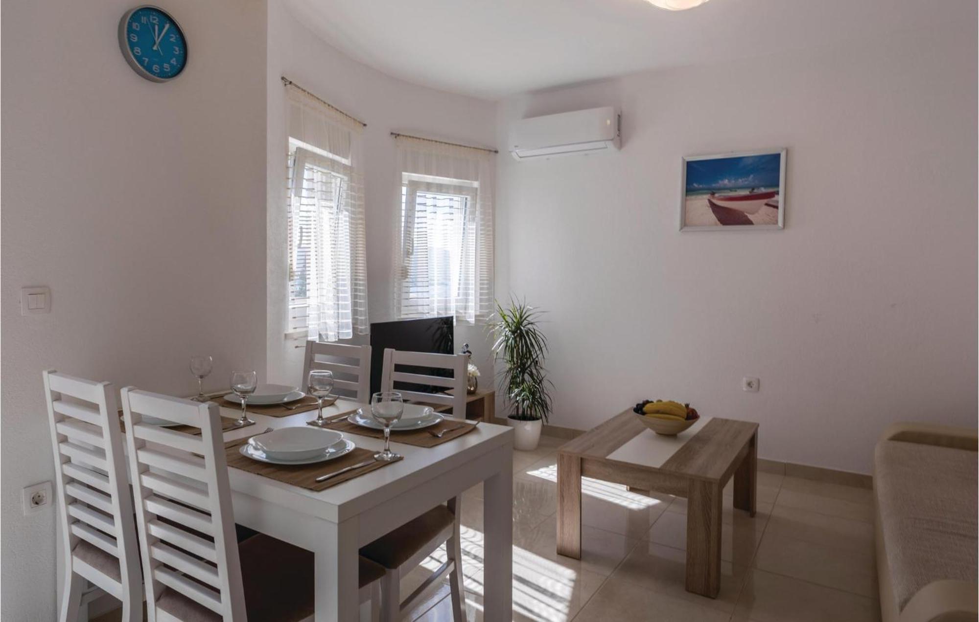 1 Bedroom Lovely Apartment In Komarna Клек Экстерьер фото