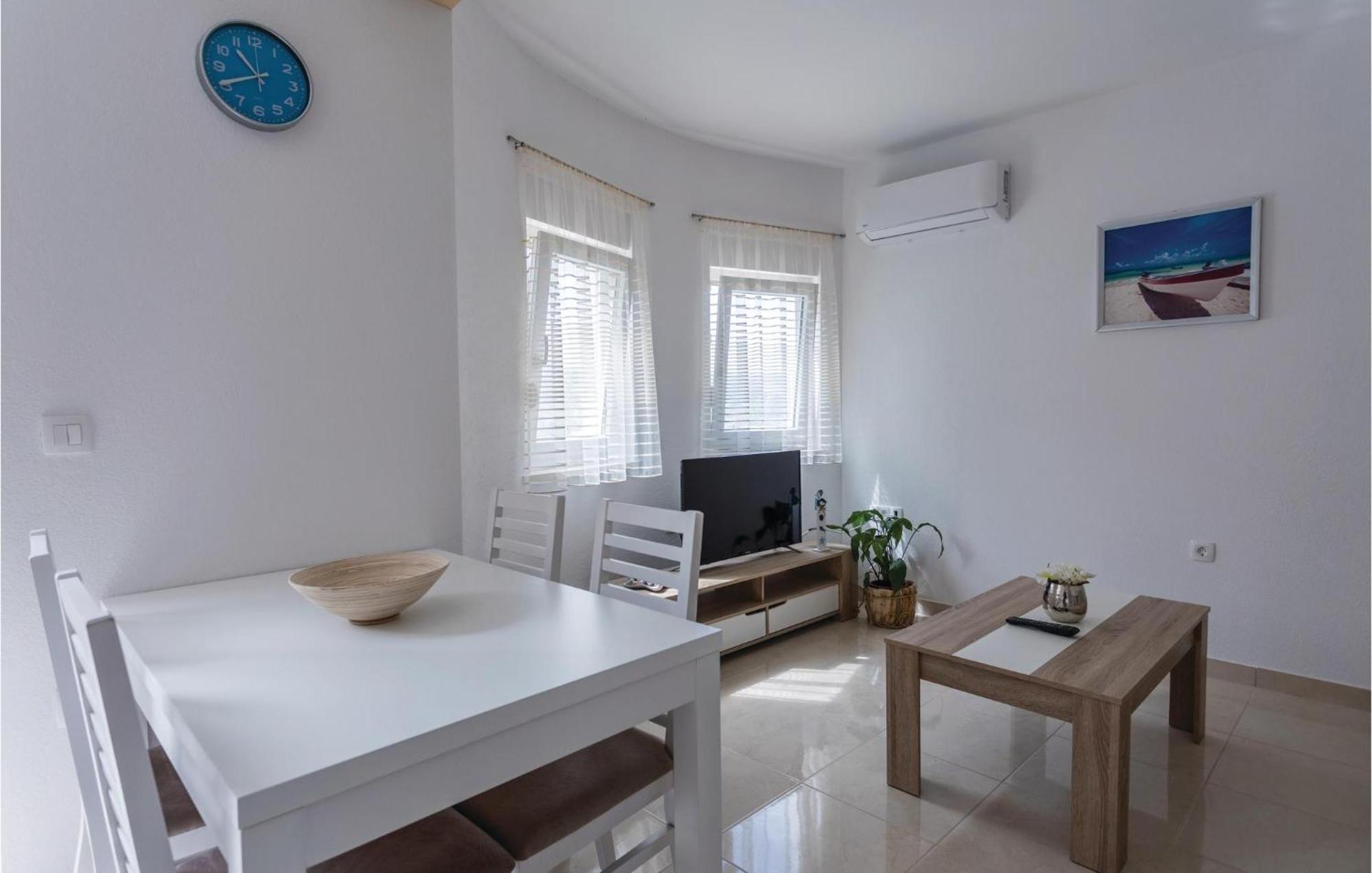1 Bedroom Lovely Apartment In Komarna Клек Экстерьер фото