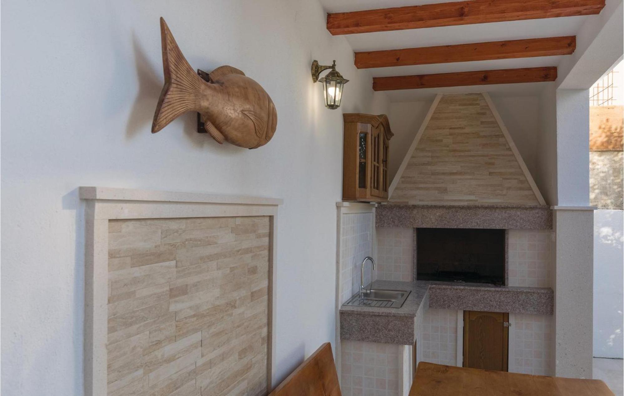 1 Bedroom Lovely Apartment In Komarna Клек Экстерьер фото