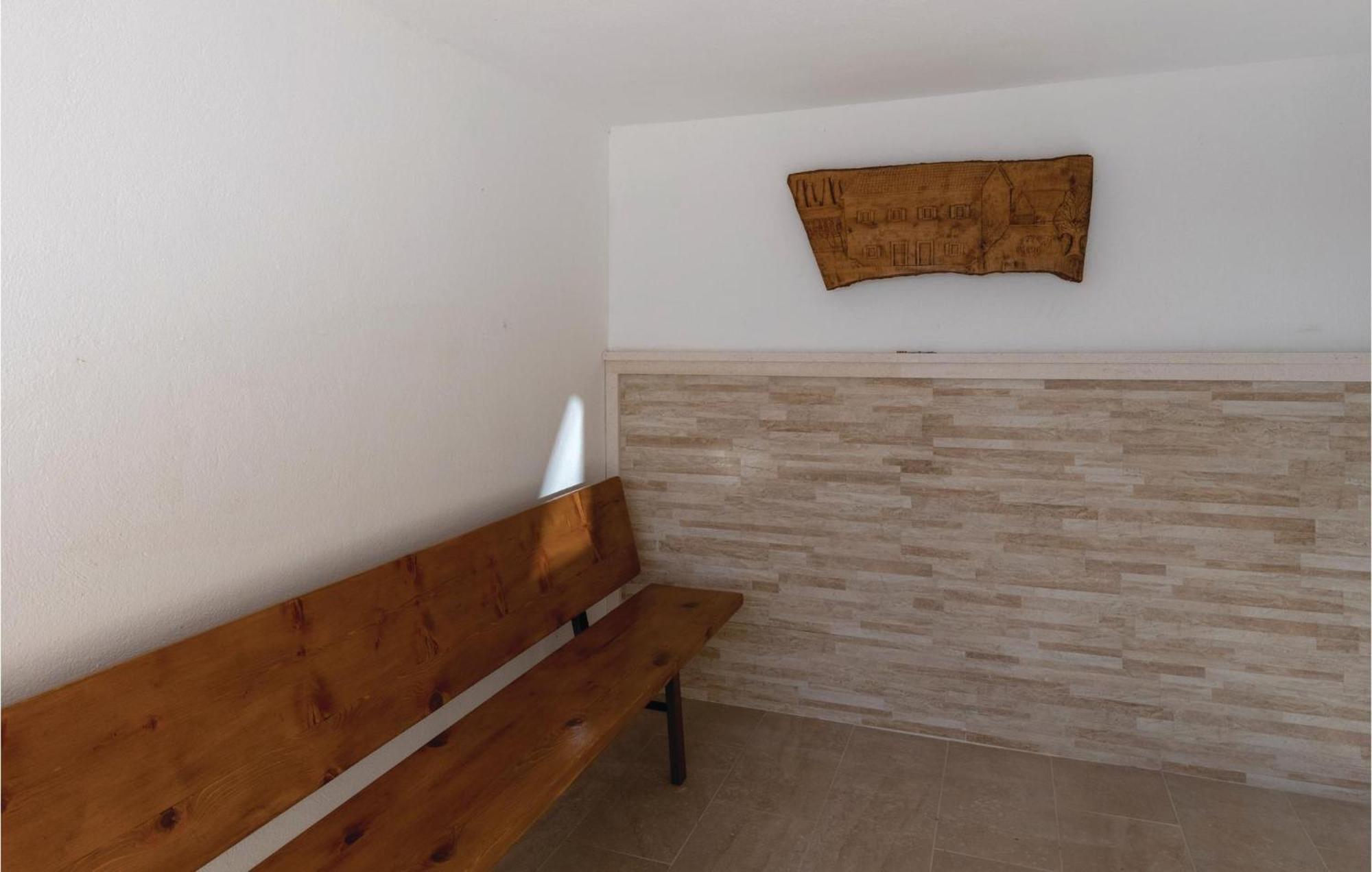 1 Bedroom Lovely Apartment In Komarna Клек Экстерьер фото