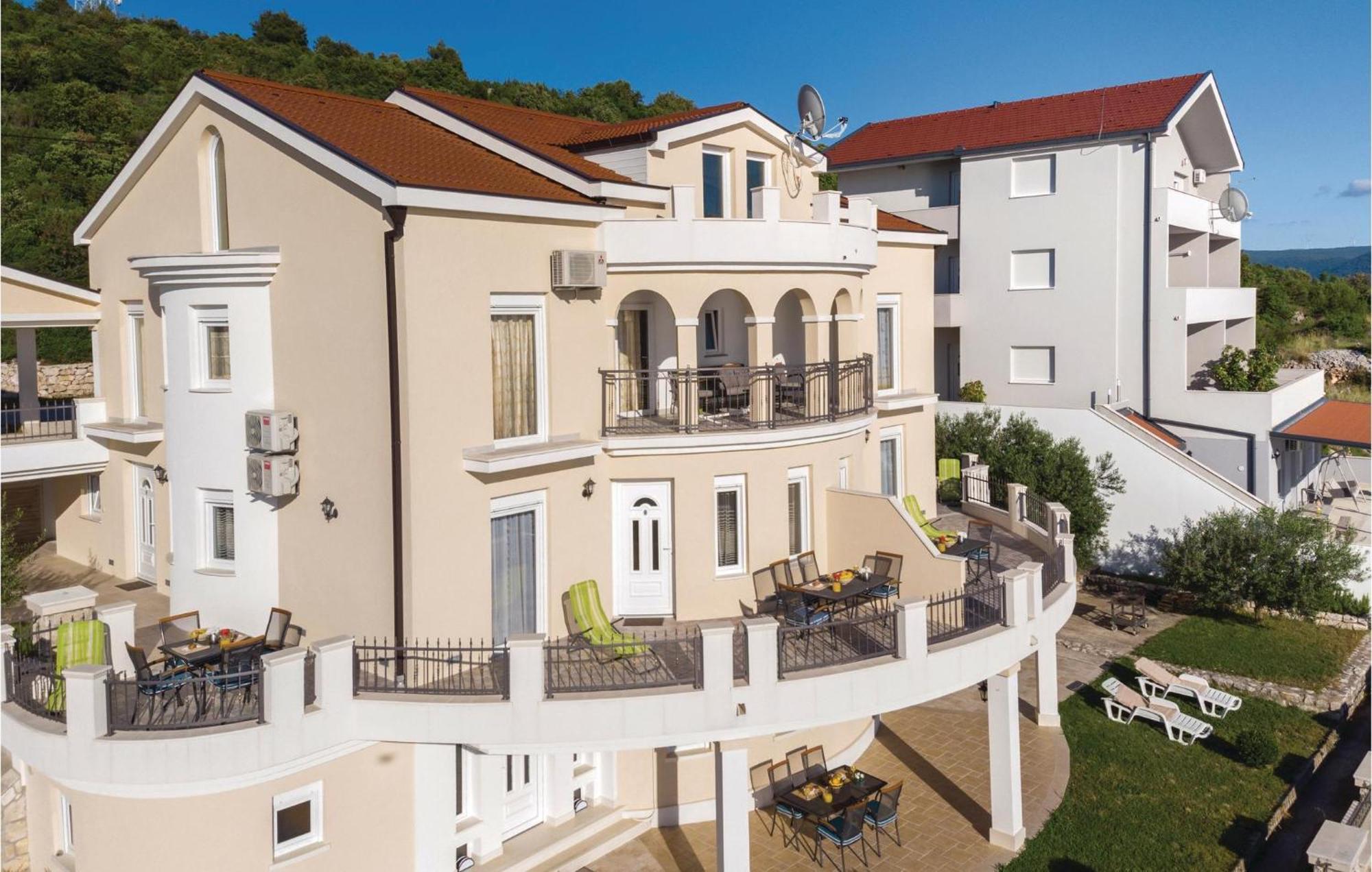 1 Bedroom Lovely Apartment In Komarna Клек Экстерьер фото
