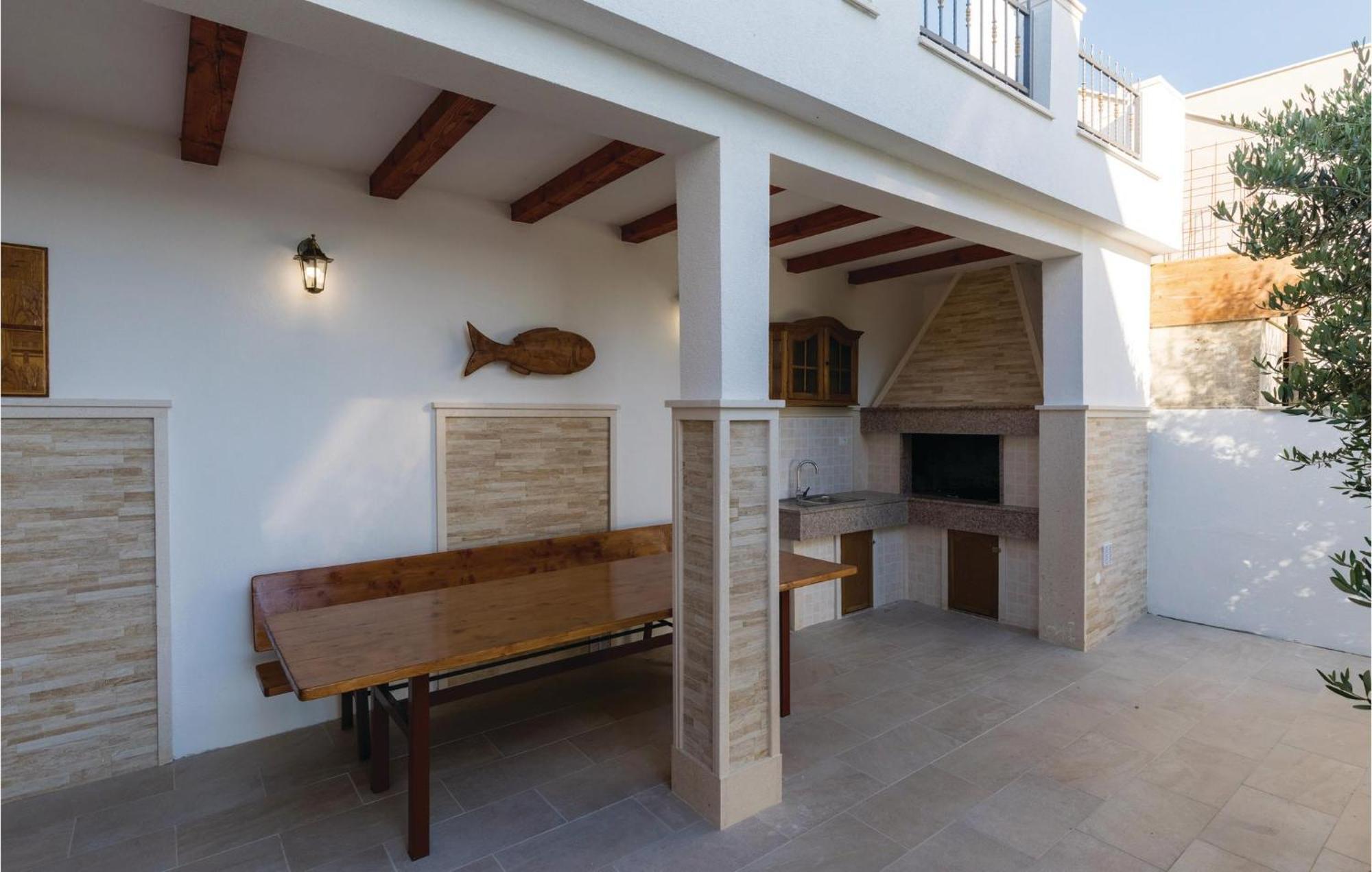 1 Bedroom Lovely Apartment In Komarna Клек Экстерьер фото