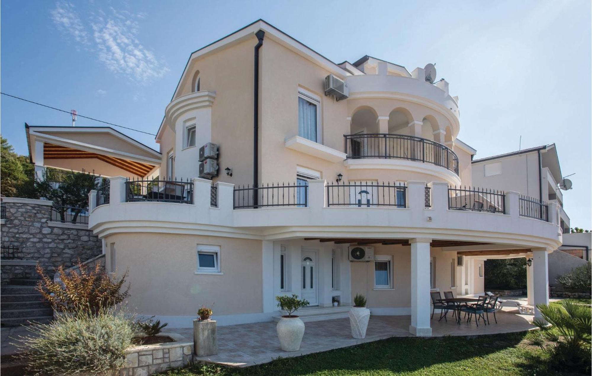 1 Bedroom Lovely Apartment In Komarna Клек Экстерьер фото