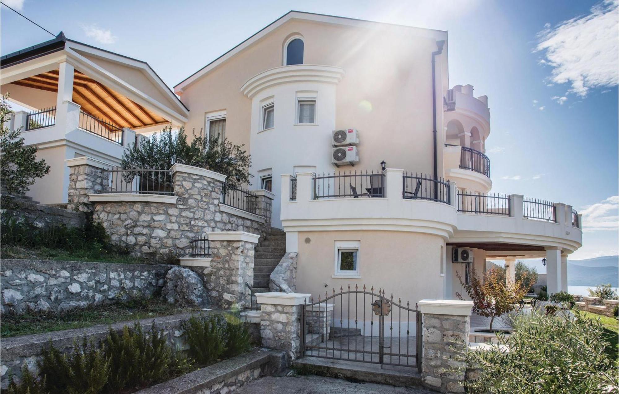 1 Bedroom Lovely Apartment In Komarna Клек Экстерьер фото